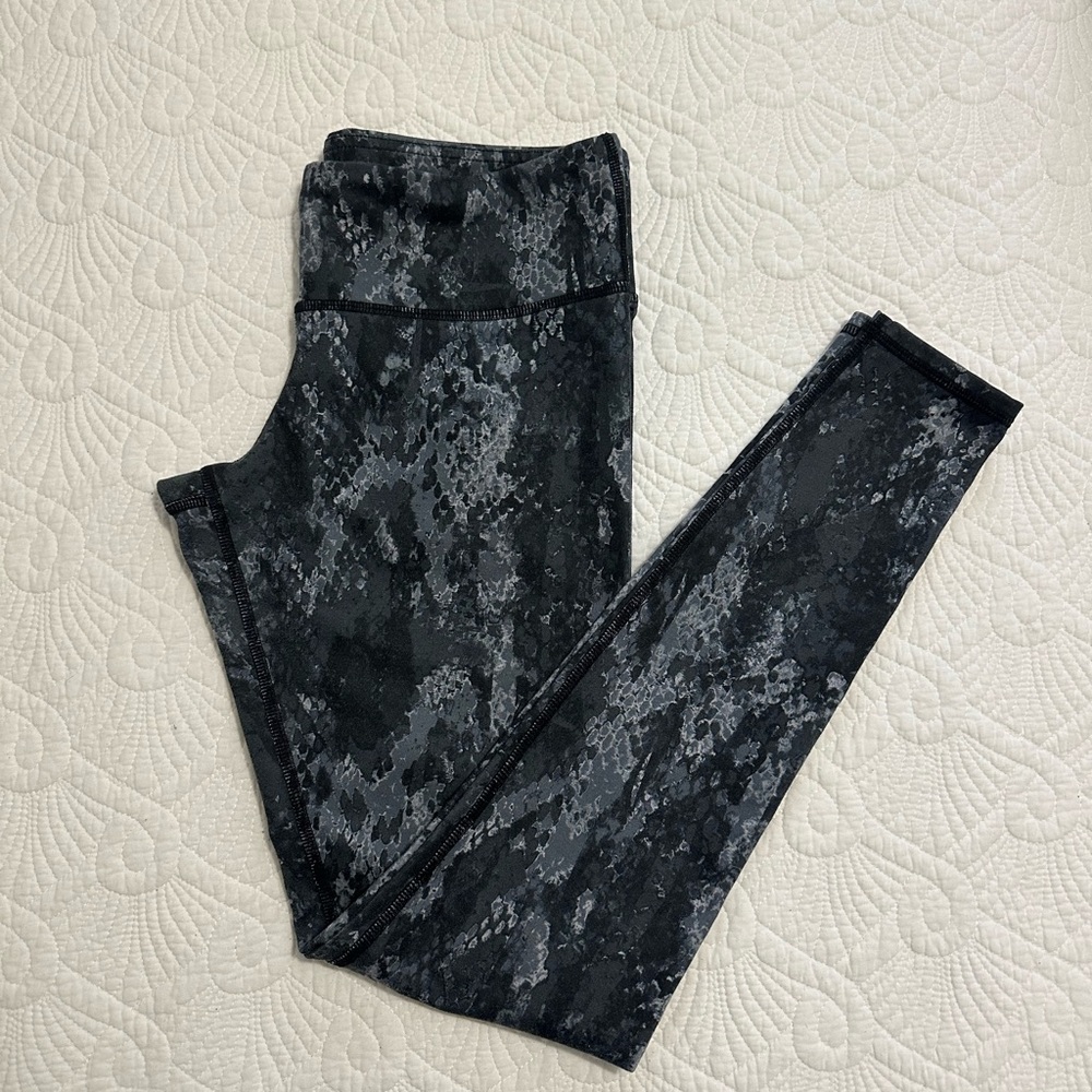 ALO Yoga Black and Gray Leggings (cameo)